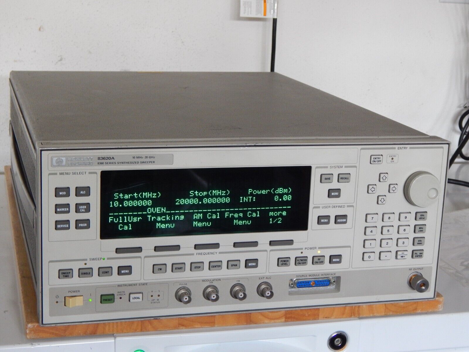 Agilent 83620A 001 Synthesized Sweeper 10 MHz to 20 GHz Agilent 83620A 001 Synthesized Sweeper 10 MHz to 20 GHz
